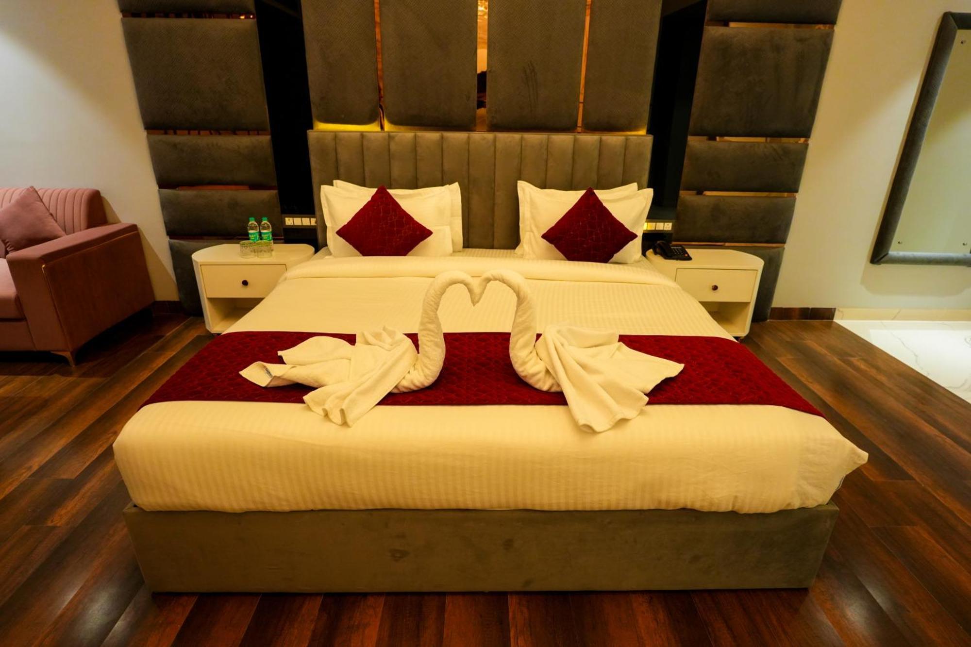 Hotel Adsan Heights Gajraula Εξωτερικό φωτογραφία