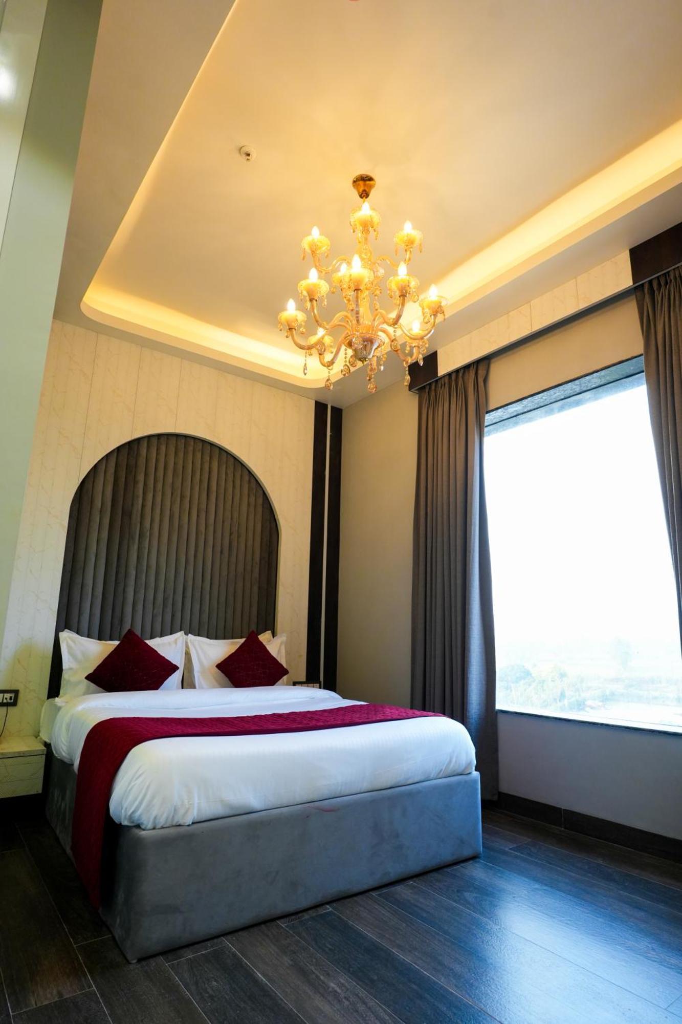 Hotel Adsan Heights Gajraula Εξωτερικό φωτογραφία